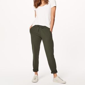 Lululemon On The Fly Woven *28 inch Trouser